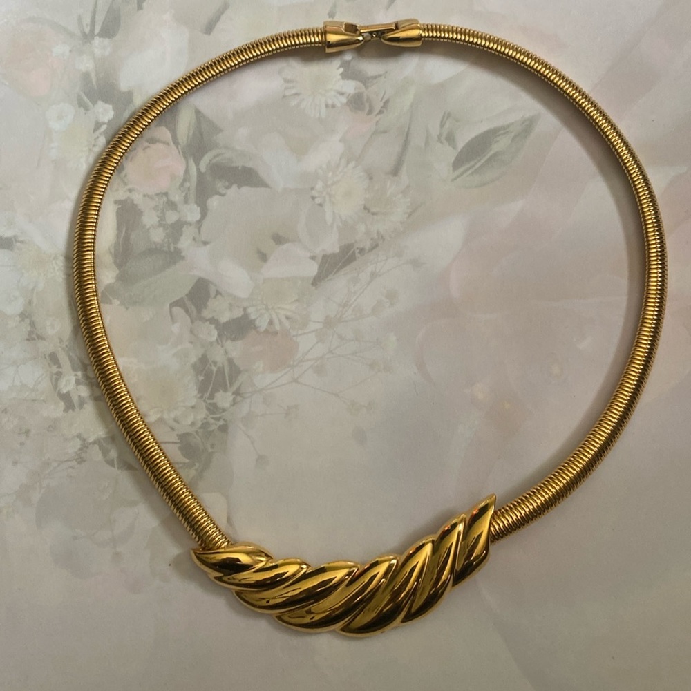 Beautiful Vintage Broad Goldtone Omega Style Link Fashion Necklace. Preowned.